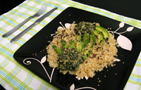 Avocat au tartare d'algues, salade quinoa